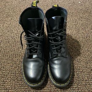 Dr. Martens in good condition comes with the box!